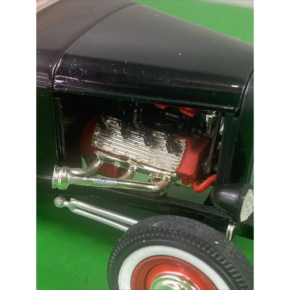 Ford Classic Metal Die Cast  ERTL Ford Motor Company 1:18